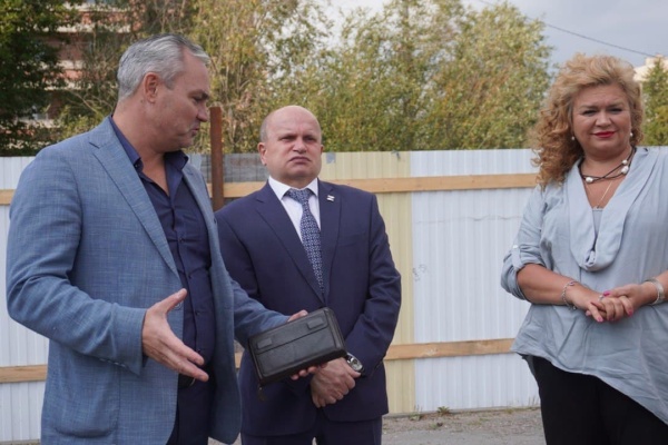 Виктор Полунин посмотрел здание будущего молодежного досугового центра