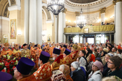 Александр Беглов поздравил митрополита Варсонофия, духовенство и петербуржцев с праздником Пасхи в Александро-Невской лавре