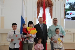 Сестрорецкая многодетная семья получила микроавтобус