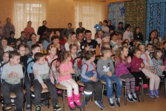 В Рыбацкой библиотеке прошел замечательный спектакль «Снежная королева», представленный театральной студией «Невские Звезды» под руководством Елены Зубович, заслуженной артистки РФ, артистки театра «Буфф».