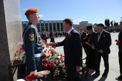 К Монументу героическим защитникам Ленинграда возложили цветы