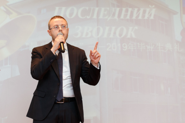 Вице-губернатор Шаскольский поздравил выпускников гимназии № 652