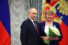 Александр Беглов поздравил преподавателя Царскосельской гимназии искусств Наталью Батерину с государственной наградой