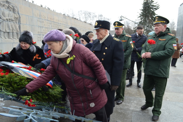 Торжественная церемония возложения цветов к памятникам Великой Отечественной войны (Пискаревское мемориальное кладбище), посвященная 76-й годовщине полного освобождения Ленинграда от фашистской блокады