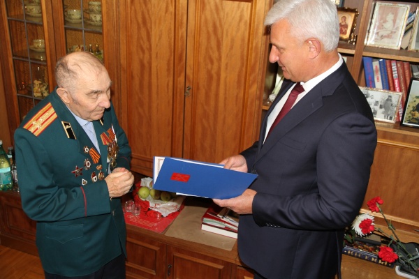 Единственному полному кавалеру ордена Славы, проживающему в Выборгском районе, исполнилось 90 лет