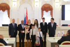 Многодетным семьям из Московского района присвоили почетное звание