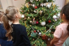 Воспитанники детских садов Петроградского района познакомились с историей новогодних игрушек