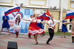 В День Государственного флага Российской Федерации в Петродворцовом районе вручали первые паспорта и чествовали героев СВО