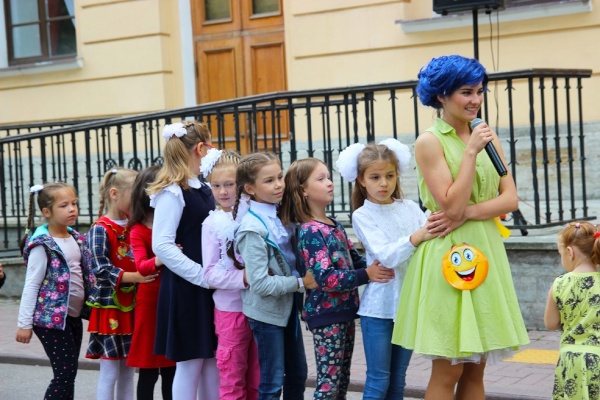 Первого сентября на площадке перед Центром культуры и досуга «Кировец» состоялась интерактивная игровая программа, посвященная Дню знаний.