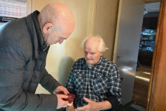 Глава Фрунзенского района Константин Серов вручил юбилейную медаль ветерану-фронтовику Лысенко Сергею Павловичу