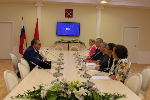 ПМЭФ-2015. Вручение международной туристской награды "Европейская звезда" Санкт‑Петербургу. Вручает заместитель руководителя Россотрудничества А.В.Радьков вице-губернатору Санкт‑Петербурга О.А.Маркову  