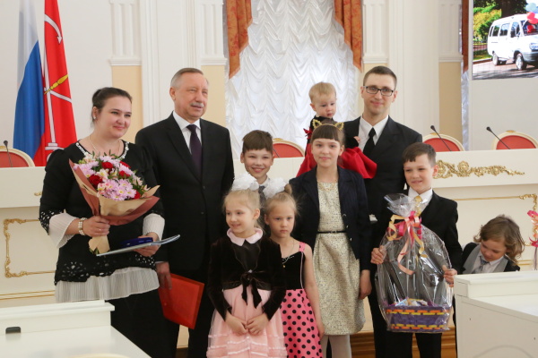 Две многодетные семьи Московского района получили микроавтобусы