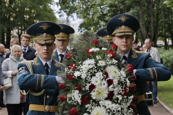 Церемония возложения цветов в Московском парке Победы