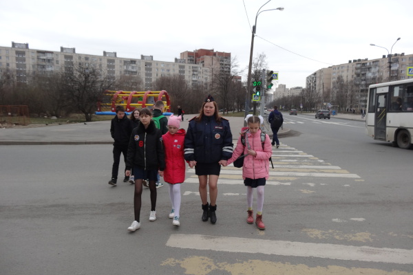 Во Фрунзенском районе сотрудники ГИБДД проводят практические занятия со школьниками