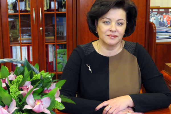 Поздрвление председателя Комитета по образованию Жанны Владимировны Воробьёвой с Международным женским днём 8 марта