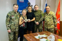 Благодарность в каждом лепестке: сотрудники Жилищного агентства Красногвардейского района изготовили цветы для скульптуры «Защитник Отечества»