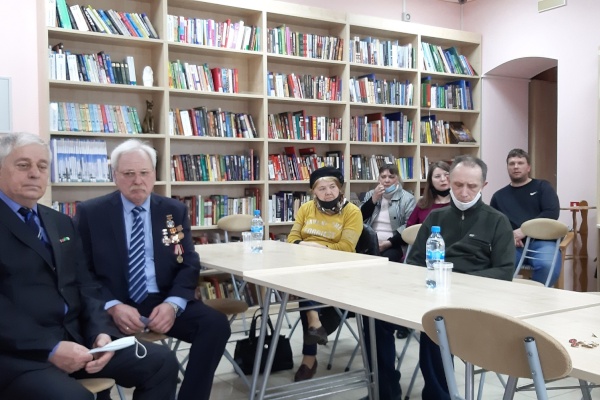 В библиотеке № 12 «Информационно-сервисный центр» (пр. Ветеранов, д. 146/22) состоялась встреча «Из памяти не вырвешь середину»