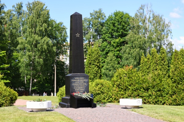 Александр Беглов возложил цветы и венки к мемориалам на Богословском кладбище