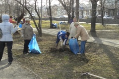Активисты вышли на уборку сквера Петра Семененко в квартале Автово