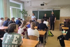 Учащимся школы №530 Пушкинского района напомнили правила передвижения с помощью средств индивидуальной мобильности (СИМ)