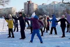 В Калининском районе проходят бесплатные занятия северной ходьбой