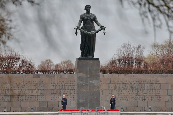 Возложение цветов и венков к Пискаревскому мемориалу
