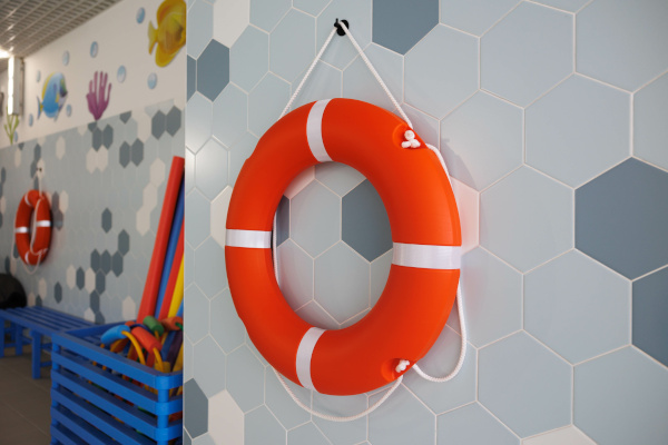 У учеников петергофской школы № 439 теперь есть собственный бассейн