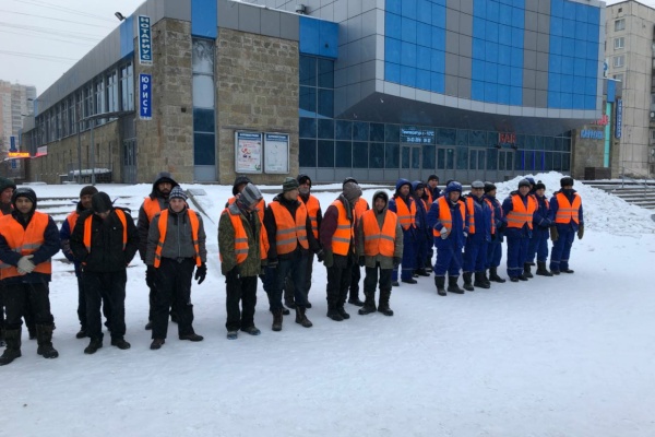 Работа по уборке Невского района и очистке крыш от снега не останавливается в выходные дни