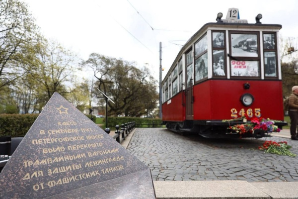 Горэлектротранс и Ленинградский военный округ запустили трехдневную торжественно-музыкальную программу, посвященную Дню Победы