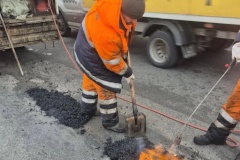 Огнём и новым асфальтом: на дорогах в Красногвардейском районе продолжается ямочный ремонт