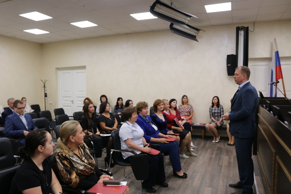  Леонид Кулаков вручил благодарственные письма губернатора Петербурга сотрудникам Комитета и Фонда капитального строительства
