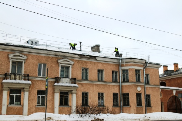 Кровли всех домов в Кировском районе очистили от наледи
