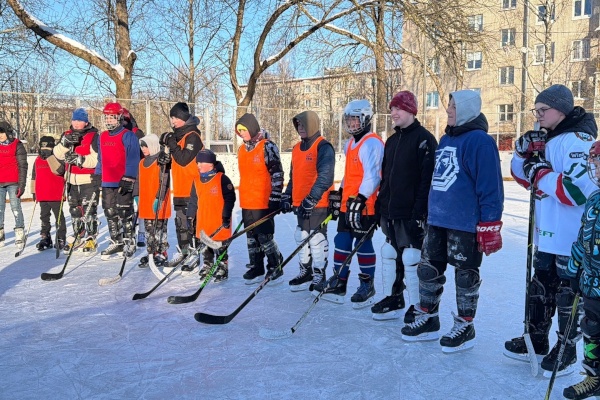 В Выборгском районе прошло физкультурное мероприятие по дворовому хоккею для жителей