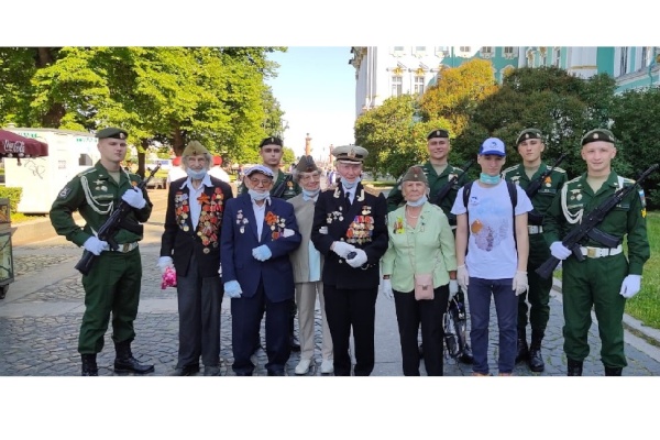 Ветераны Петродворцового района приняли участие в Параде Победы на Дворцовой площади