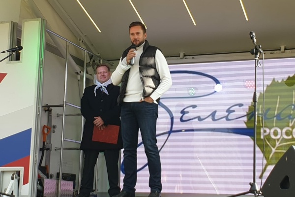 Председатель Комитета по природопользованию Денис Беляев посадил березу на Аллее Славы «Звезда памяти»