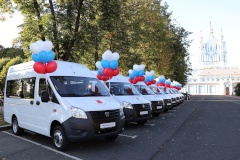 В Смольном состоялось вручение автомобилей для многодетных семей