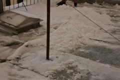 При наступлении погодных условий, влекущих появление сосулек Комитетом по делам записи актов гражданского состояния регулярно осуществляется сброс снега с крыш структурных подразделений