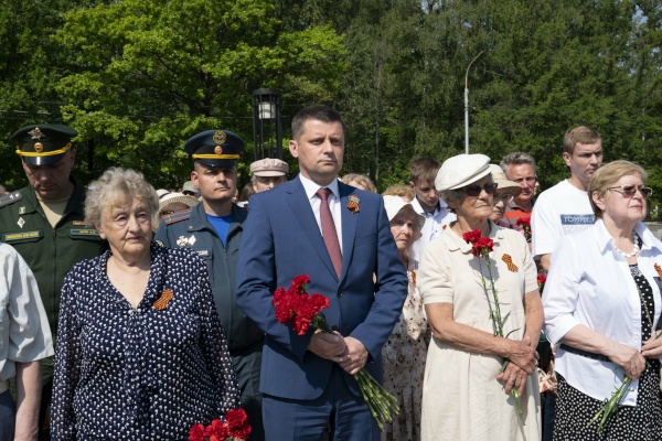 Возложение цветов к Вечному огню на Серафимовском кладбище