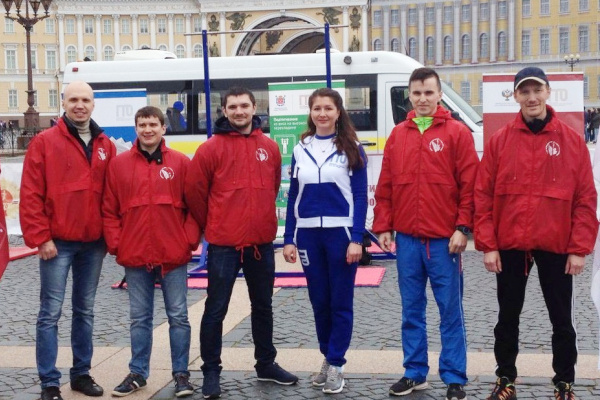 Жители Фрунзенского района приняли участие в сдаче норм ГТО на Дворцовой площади