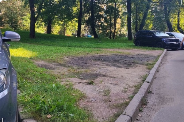 В Выборгском районе «погасили» очаги нарушений правил парковки во дворах