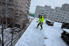 Управляющие компании Невского района в усиленном режиме чистят крыши домов от снега