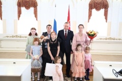 Многодетные семьи Московского района получили микроавтобусы