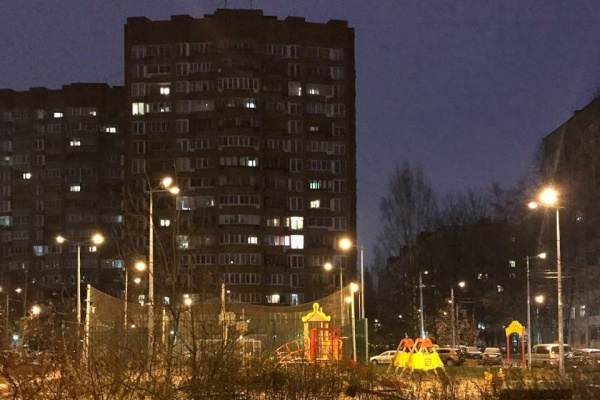 В квартале у станции метро «Озерки» заработали новые светодиодные светильники