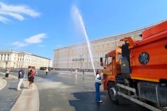 В жаркие дни дорожники дарят улицам прохладу, а жителям – свежий чистый душ
