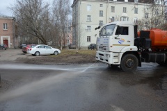Коммунальщики Приморского района активно отмывают дворы после зимы