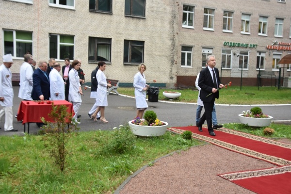 Пациенты и гости Госпиталя для ветеранов войн вместе с врачами приняли участие в церемониале у стелы «Воинам-победителям во все времена»