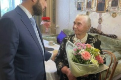 Глава администрации Петроградского района поздравил с днем рождения жительницу блокадного Ленинграда – Инну Сергеевну Никитину
