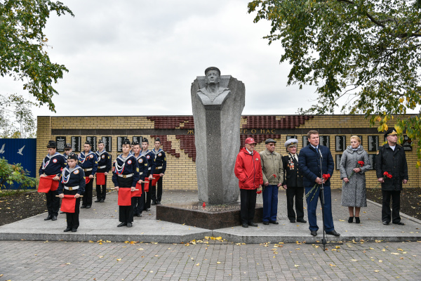 На Тулонской аллее состоялся торжественно-траурный митинг, посвященный Дню памяти Кронштадтско- Петергофского десанта.