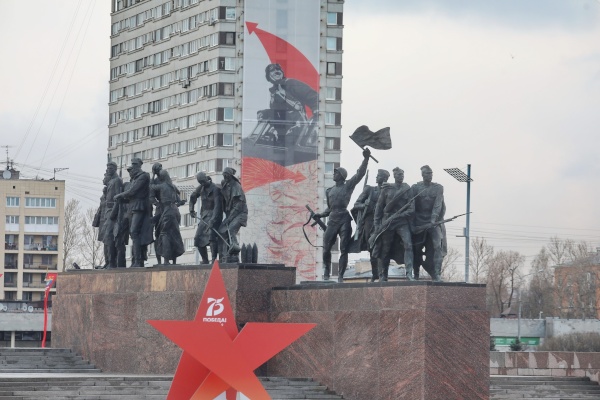 Площадь Победы оформили к празднику