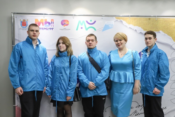 100 петербургских добровольцев получили памятные значки «Шаги пути волонтера»